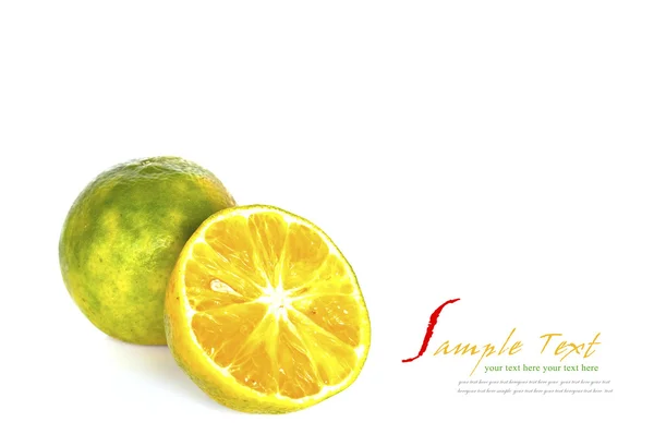 Ein Glas Orangensaft und geschnittene Orangen auf weißem Hintergrund — Stockfoto