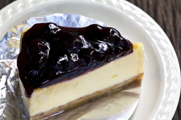 Gâteau à la crème blanche aux fruits et au chocolat — Photo