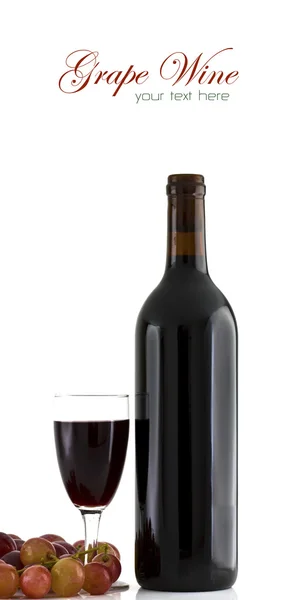 一杯红葡萄酒和葡萄与副本 spa 在白色背景上 — 图库照片