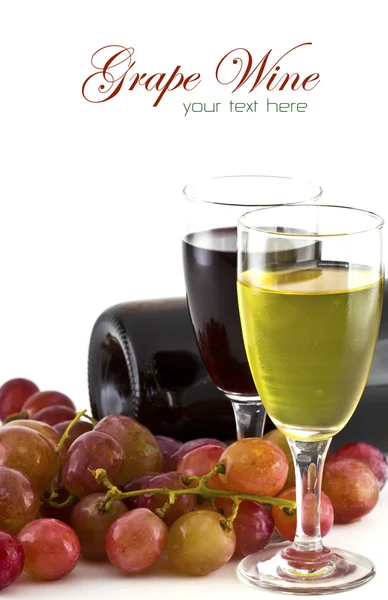 Um copo de vinho branco, vinho tinto e uvas sobre fundo branco . — Fotografia de Stock