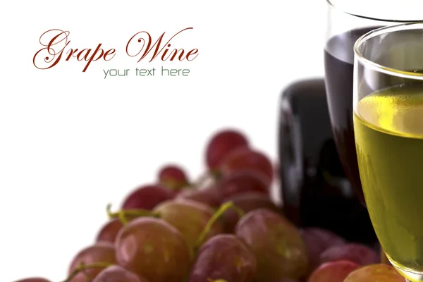 Um copo de vinho branco, vinho tinto e uvas sobre fundo branco . — Fotografia de Stock