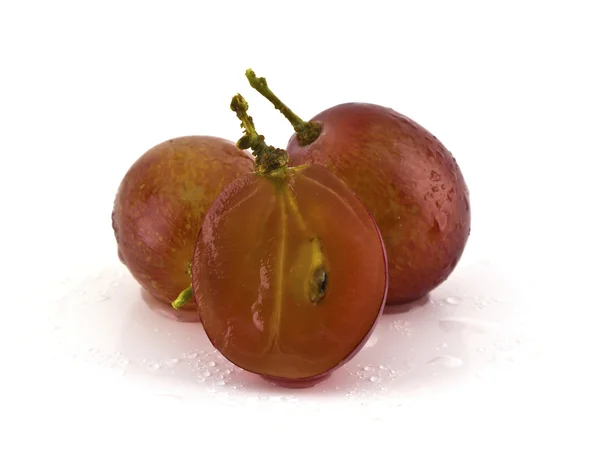 Primer plano de uvas en rodajas rojas sobre fondo blanco . — Foto de Stock