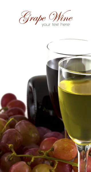 Una copa de vino blanco, vino tinto y uvas sobre fondo blanco . — Foto de Stock