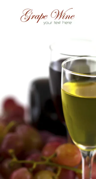 Una copa de vino blanco, vino tinto y uvas sobre fondo blanco . —  Fotos de Stock