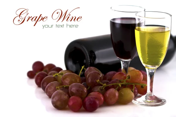 Ένα ποτήρι λευκό κρασί, κόκκινο κρασί και σταφύλια σε άσπρο φόντο. — Φωτογραφία Αρχείου