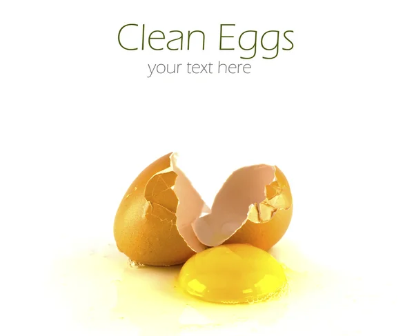 Broken egg isolated on white background. — Stock Photo, Image