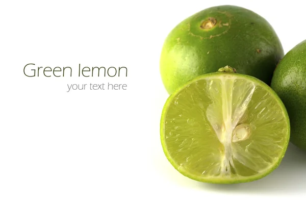 Grüne Zitronen und frische reife Zitrone isoliert auf weißem Hintergrund. — Stockfoto