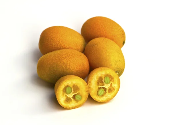 Kumquat arancione isolato su sfondo bianco — Foto Stock