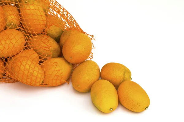 Kumquat naranja aislado sobre un fondo blanco —  Fotos de Stock