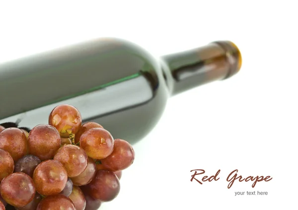 Una botella de vino tinto con uvas — Foto de Stock