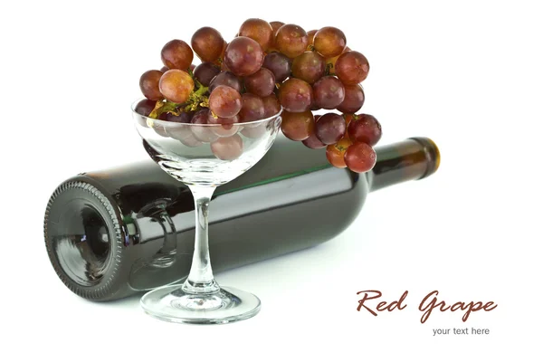 Une bouteille de vin rouge avec verre et raisins — Photo