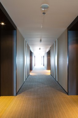 otel odasının uzun koridor