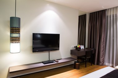 Modern konforlu otel odasının içi