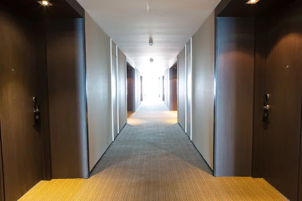 Lång korridor av hotellrum — Stockfoto