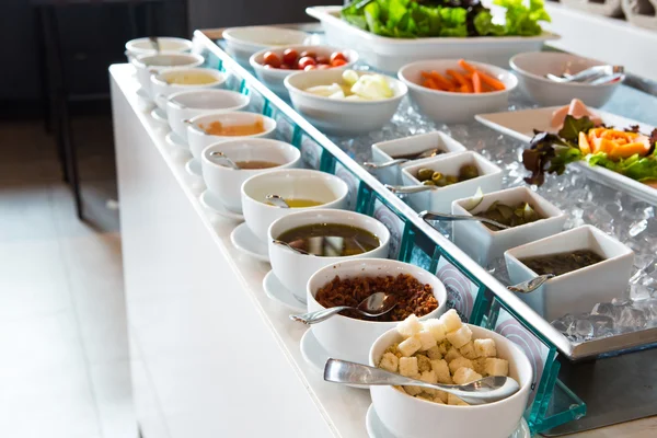 Tisch für kontinentales Frühstück gedeckt — Stockfoto
