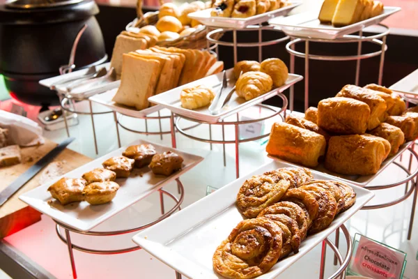 Sortiment an frischem Gebäck auf dem Tisch in Buffet — Stockfoto