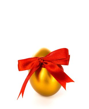 beyaz zemin üzerine kırmızı yay ile altın Paskalya yortusu yumurta