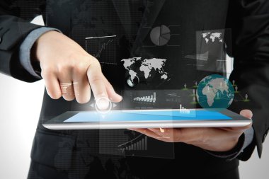 bir dokunmatik ekran cihaz kullanarak iş adamı