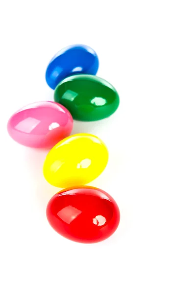 Oeufs de Pâques colorés sur fond blanc — Photo