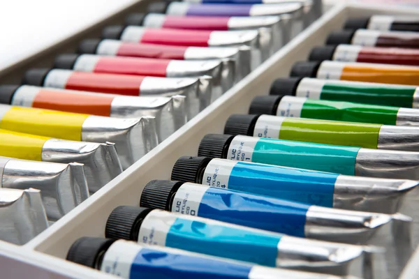 Tintas acrílicas coloridas em tubos — Fotografia de Stock