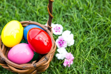 Yeşil çimenlerin üzerinde yumurta Paskalya sepeti