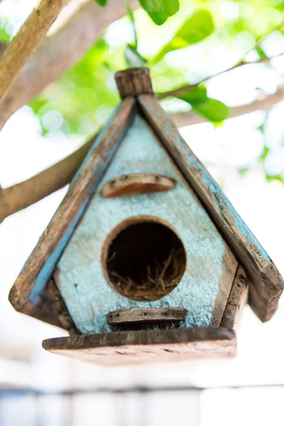 木の鳥の家 — ストック写真