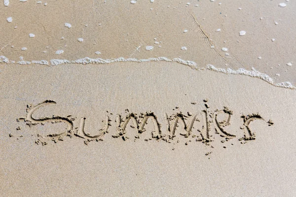 Sommer handgeschriebene Inschrift im Sand an einem Strand — Stockfoto