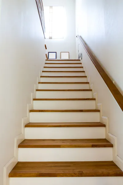 Interieur - houten trappen en leuning — Stockfoto