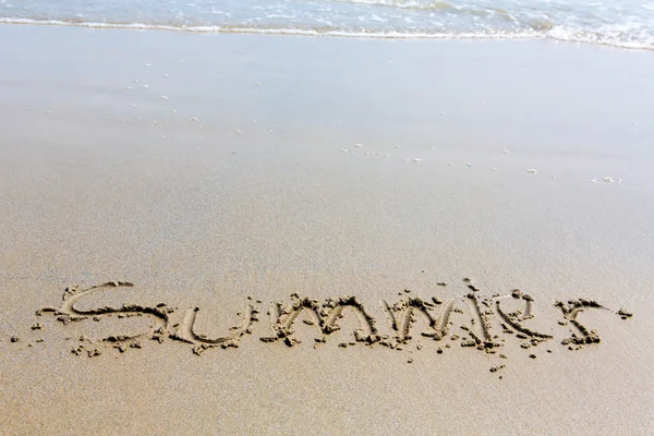 Летняя рукописная надпись на песке на пляже — стоковое фото