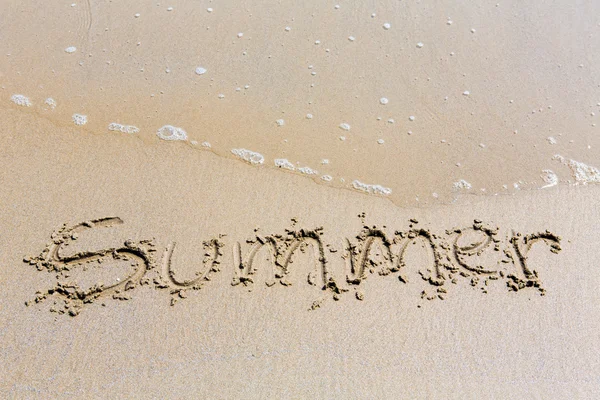 Zomer handgeschreven inscriptie in zand op een strand Rechtenvrije Stockfoto's