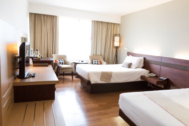 Modern konforlu otel odasının içi
