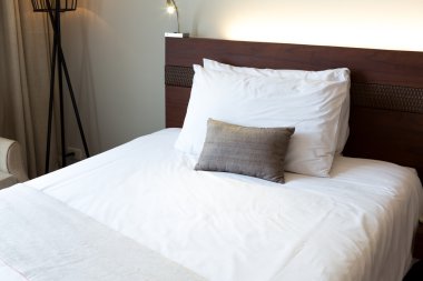 Modern konforlu otel odasının içi