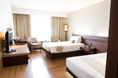 Modern konforlu otel odasının içi