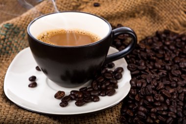 Kahve fincanı ve fasulye