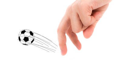 Beyaz arka plan üzerinde parmak ve futbol topu