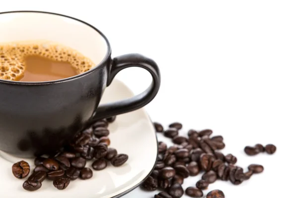 Kaffeetasse und Bohnen auf weißem Hintergrund — Stockfoto