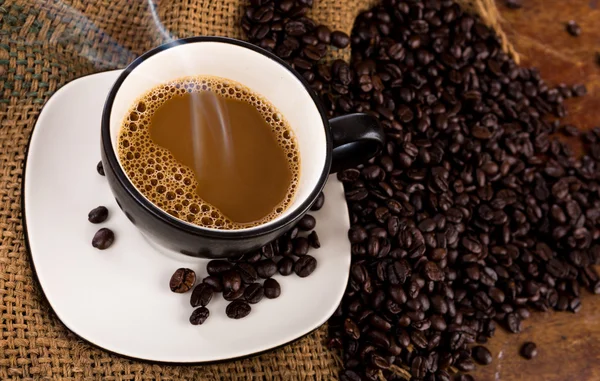 Kaffeetasse und Bohnen — Stockfoto