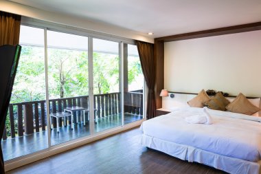 Modern konforlu otel odasının içi