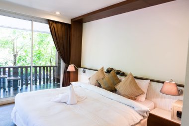 Modern konforlu otel odasının içi