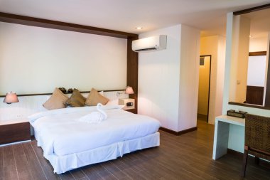 Modern konforlu otel odasının içi