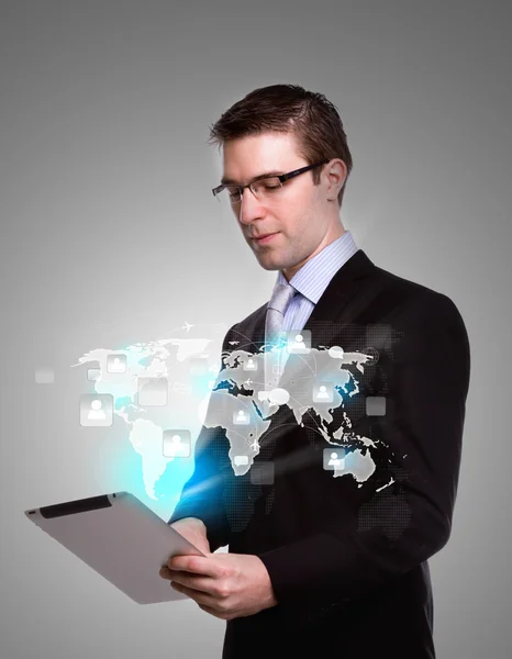 Ο άνθρωπος των επιχειρήσεων χρησιμοποιώντας μια συσκευή με οθόνη αφής με κοινωνικό δίκτυο — Φωτογραφία Αρχείου