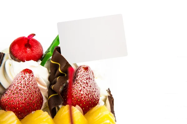 Tarta de helado sobre fondo blanco con tarjeta blanca —  Fotos de Stock