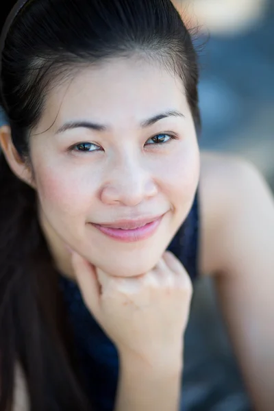 Close up portrait of a happy young woman smiling — Stock Photo, Image