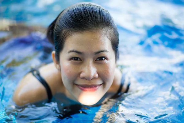 Jonge vrouw in het zwembad — Stockfoto