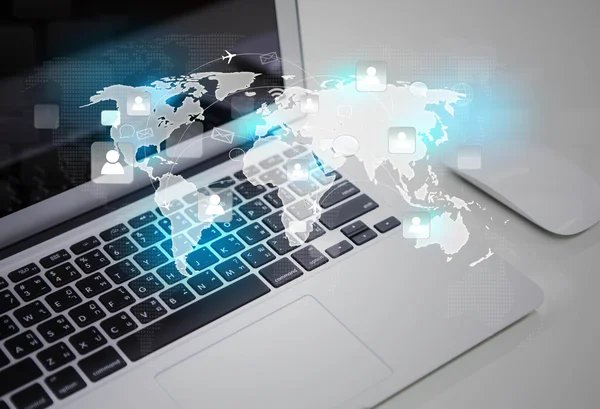 Social-Networking-Konzept: Laptop mit sozialem Netzwerk auf der Welt — Stockfoto