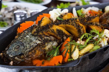 Sour curry ile derin yağda kızartılmış yılan başlı balık