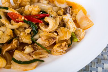 Baharatlı kızarmış kalamar