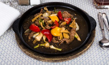 geyik demir sıcak tabakta servis kızarmış