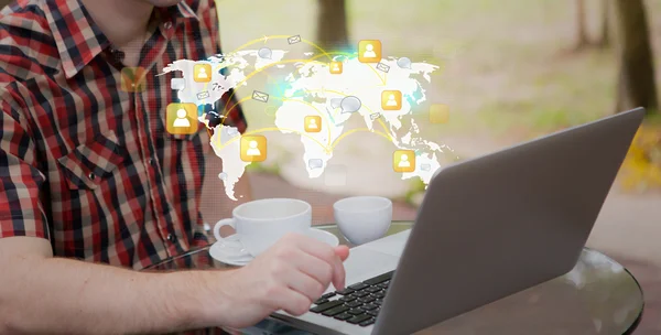Κοινωνικής δικτύωσης έννοια: επιχείρηση άνθρωπος εργάζεται με laptop — Φωτογραφία Αρχείου