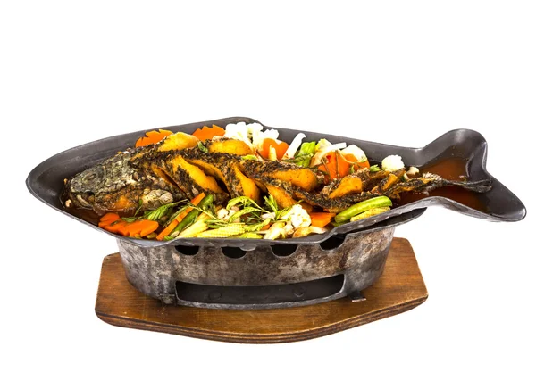 Saures Curry mit frittiertem Schlangenkopf-Fisch — Stockfoto